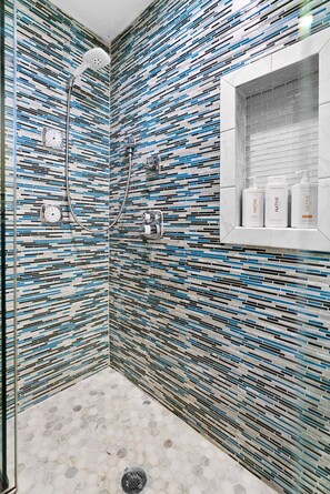 Douche, sèche-cheveux, serviettes fournies, savon