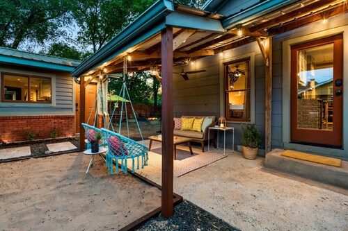 Relaxing Oasis - Walk to Lake Austin, Pet Friendly
