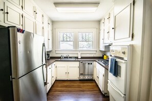 Fridge, microwave, oven, stovetop - Belhaven Beauty  3BR/2BA Near Belhaven College & Med Center (Jackson)
