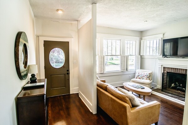 Smart TV, fireplace - Belhaven Beauty  3BR/2BA Near Belhaven College & Med Center (Jackson)