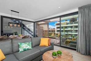 Smart-tv, een tafeltennistafel, boeken en een muziekbibliotheek