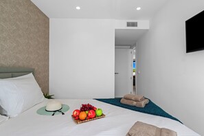 2 slaapkamers, een bureau, een strijkplank/strijkijzer, wifi