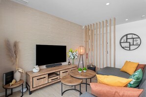Smart-tv, bordtennisbord, bøger, musikbibliotek
