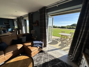 Smart TV, table tennis