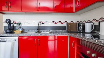 Een koelkast, een magnetron, een oven, een kookplaat