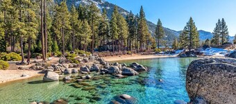 Cozy Cabin Close to Slopes Hot-Tub 5 Min. Walk to Lake