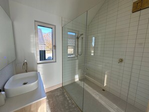 Secador de cabelo, toalhas de banho