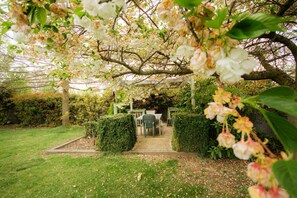 Outdoor dining - Riverside Cottage, Twizel. (Twizel)