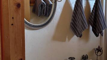 Toallas, jabón, papel de baño
