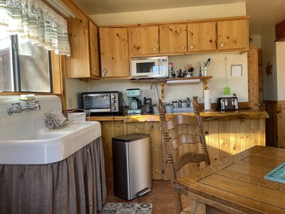 5 minutes from the world-famous Gunsite Firearms Academy! 