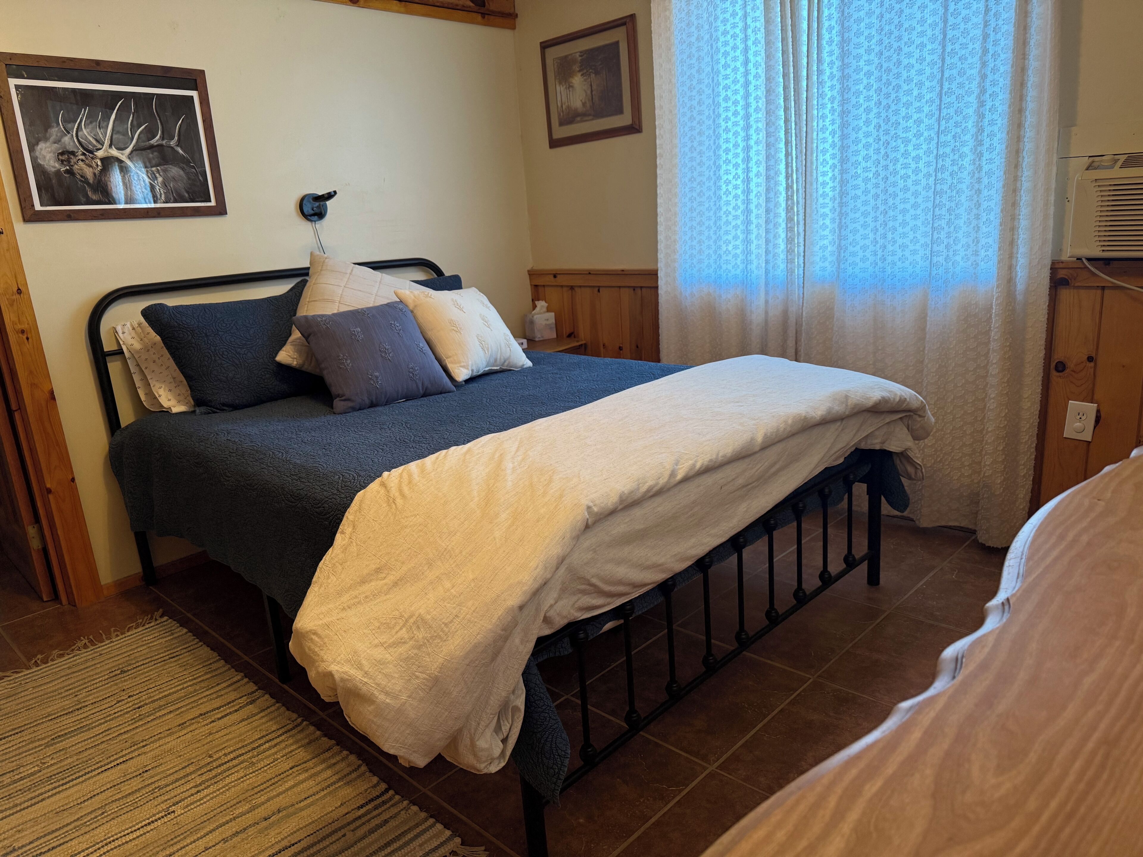 2 bedrooms, travel crib, free WiFi, bed sheets