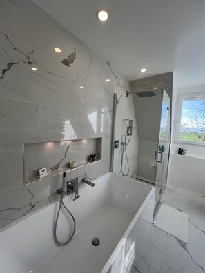 Douche, sèche-cheveux, serviettes fournies, savon
