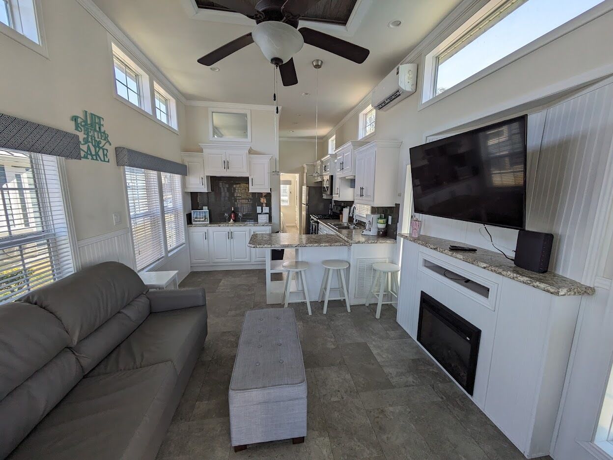 C16-Lakefront Tiny Home on Lake Norman