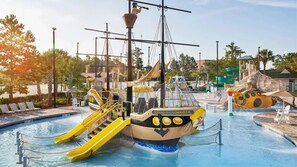 Ein Wasserpark im Piratenthema mit Rutschen, einer spielenden Schiffsattraktion und einem Pool.