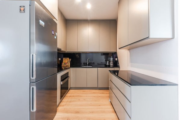 Fridge, oven, stovetop, dishwasher