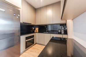 Fridge, oven, stovetop, dishwasher