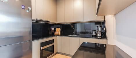 Fridge, oven, stovetop, dishwasher
