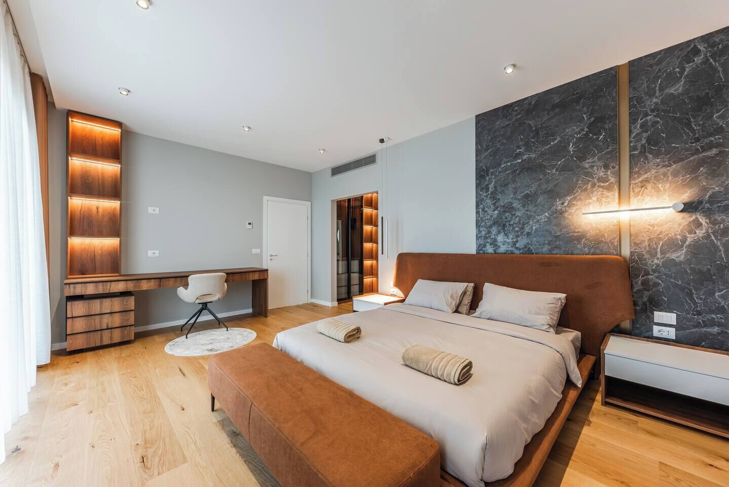 Skrivebord, strykejern/-brett, wi-fi (inkludert) og sengetøy