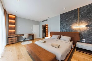 Skrivebord, strykejern/-brett, wi-fi (inkludert) og sengetøy