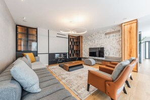 TV, fireplace