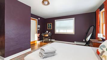 4 bedrooms, desk, iron/ironing board, travel crib