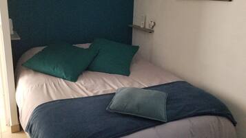 1 dormitori, planxa i posts de planxar, wifi i roba de llit