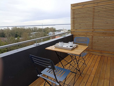 屋外ダイニングエリア. Appartement T2 Calme et Lumineux Avec Balcon Proche Citadelle de Blaye