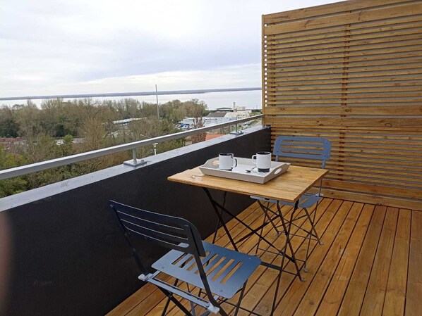 Outdoor dining - Appartement T2 Calme et Lumineux Avec Balcon Proche Citadelle de Blaye (Blaye)