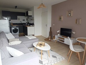 Living area - Appartement T2 Calme et Lumineux Avec Balcon Proche Citadelle de Blaye (Blaye)