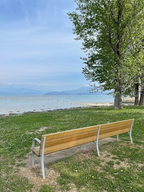 Beach - Oasis of Relaxation in Punta Grò - Two-room apartment with Pool and Nearby Beach (Sirmione)