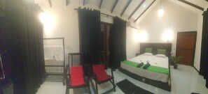 Lyxigt dubbelrum | Skrivbord, arbetsyta för laptop och mörkläggningsgardiner