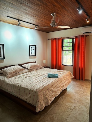 2 slaapkamers, een kluis op de kamer, gratis wifi, beddengoed