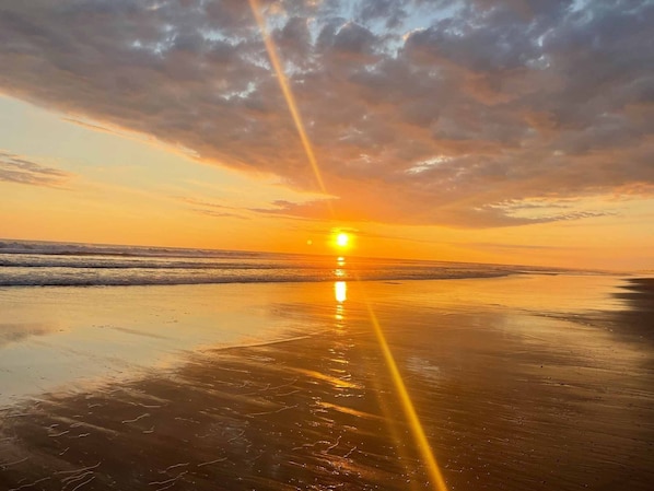 Vlak bij het strand, ligstoelen aan het strand, strandlakens