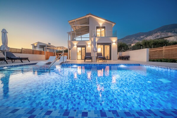 Outdoor pool - Endless Blue Private Club - Grand Villa (TRAPEZAKI KEFALONIA)