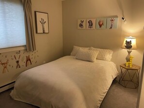 3 bedrooms, iron/ironing board, WiFi, bed sheets - Warm and spacious, family-friendly home minutes from several quaint villages (Germantown)