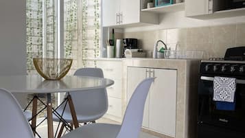 Frigorifero, microonde, forno, piano cottura