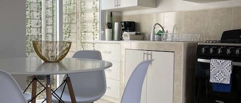 Frigorifero, microonde, forno, piano cottura