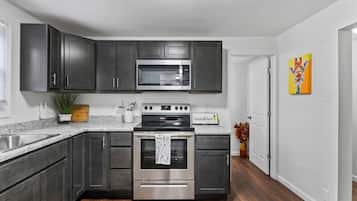 Frigorifero, microonde, forno, piano cottura