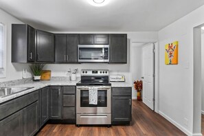 Réfrigérateur, four à micro-ondes, un four, surface de cuisson