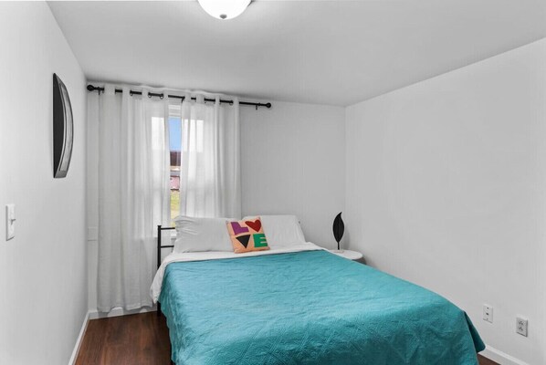 2 bedrooms, desk, free WiFi, bed sheets - Adorable small house - quiet & safe - 2 BR 1 Bath (Imperial)