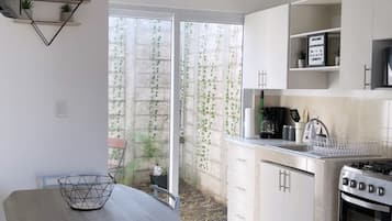 Frigorifero, microonde, forno, piano cottura