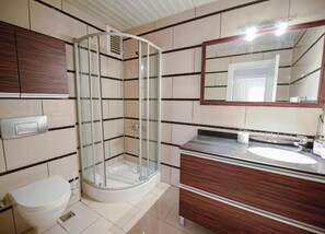 Een haardroger, handdoeken, zeep, shampoo