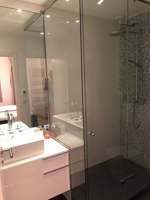 Shower, towels, soap - Moderne Villa mit Meerblick und Schönem Garten (Nice)