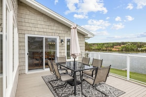 Outdoor dining - Executive Waterfront Home (Breadalbane)