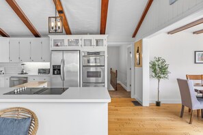 冷蔵庫、電子レンジ、オーブン、コンロ