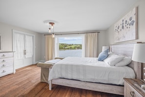 5 bedrooms, iron/ironing board, WiFi, bed sheets - Executive Waterfront Home (Breadalbane)