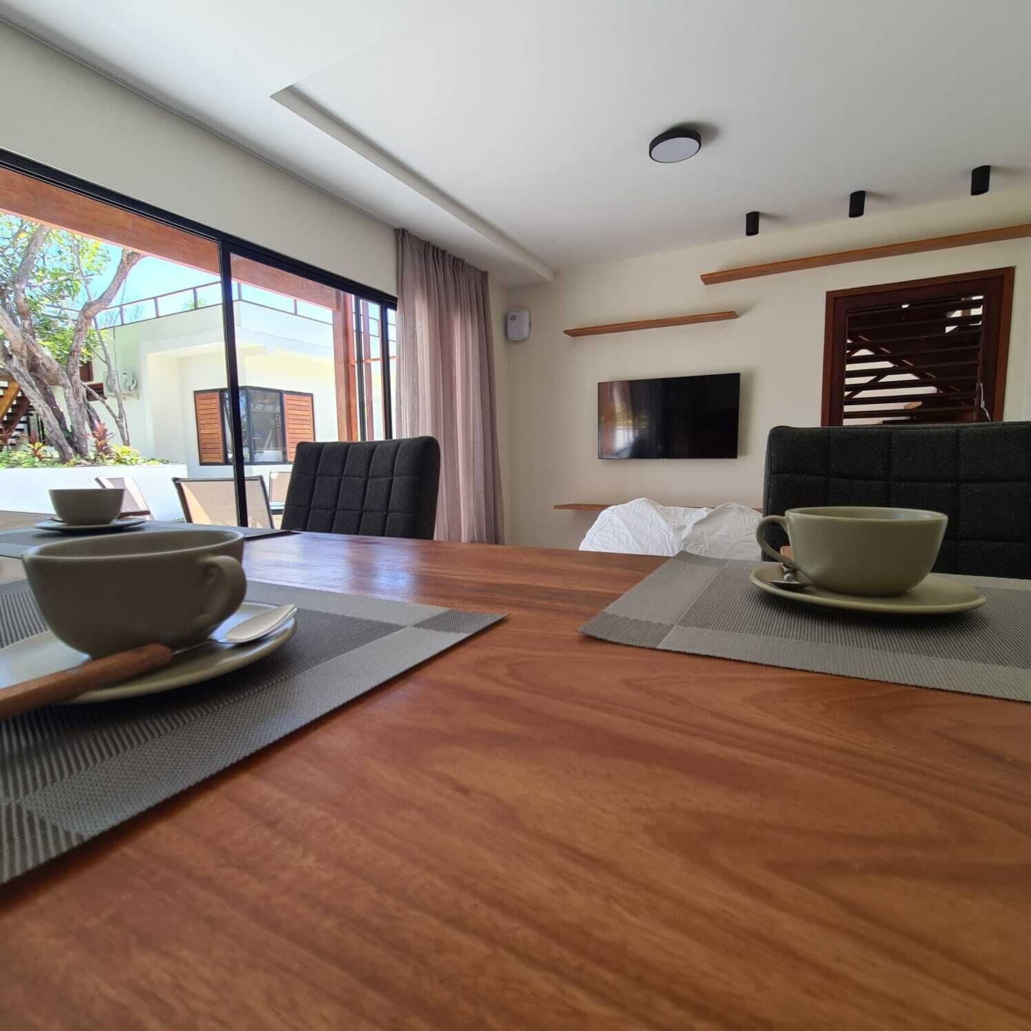 Geladeira grande, micro-ondas, fogão, torradeira