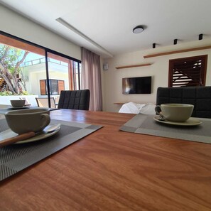 Full-sized fridge, microwave, oven, toaster