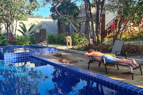 Una piscina al aire libre