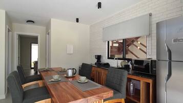 Refrigerador con congelador, microondas, horno y tostadora